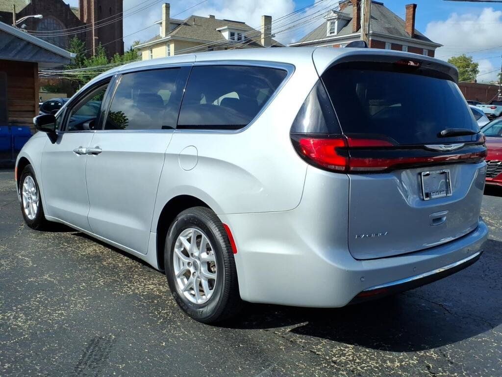 Used 2023 Chrysler Pacifica Touring-L FWD image 3