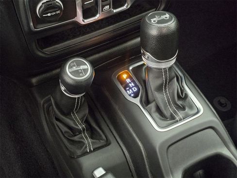 Used 2019 Jeep Wrangler Unlimited Sahara image 32