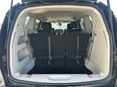 Used 2024 Chrysler Pacifica Touring-L AWD/4WD image 23