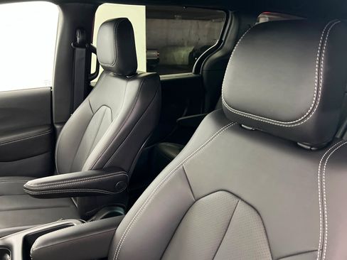 New 2026 Chrysler Pacifica Select image 16