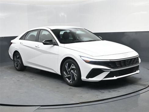 Certified 2025 Hyundai Elantra Sport image 8