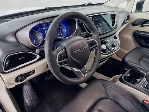 Used 2022 Chrysler Pacifica Touring-L image 9