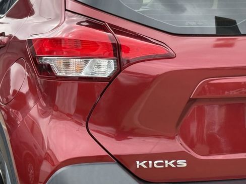 Used 2019 Nissan Kicks SR w/ SR Premium Package FWD image 6