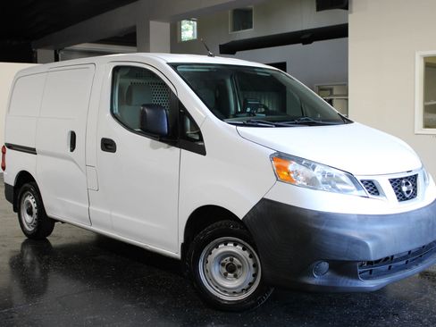 Used 2015 Nissan NV200 SV image 1