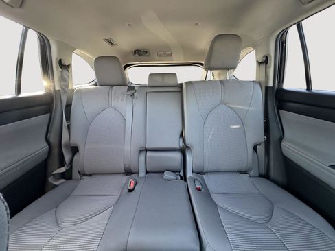 Used 2023 Toyota Highlander LE image 13
