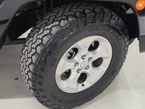 Used 2015 Jeep Wrangler Unlimited Sahara w/ Connectivity Group AWD/4WD image 50