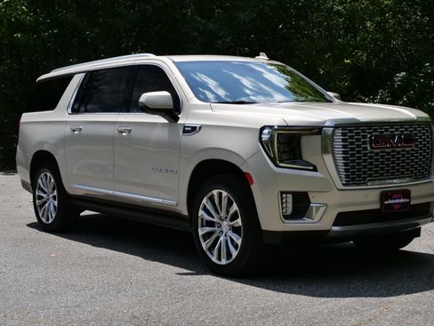 Used 2021 GMC Yukon XL Denali w/ Denali Ultimate Package AWD/4WD image 4