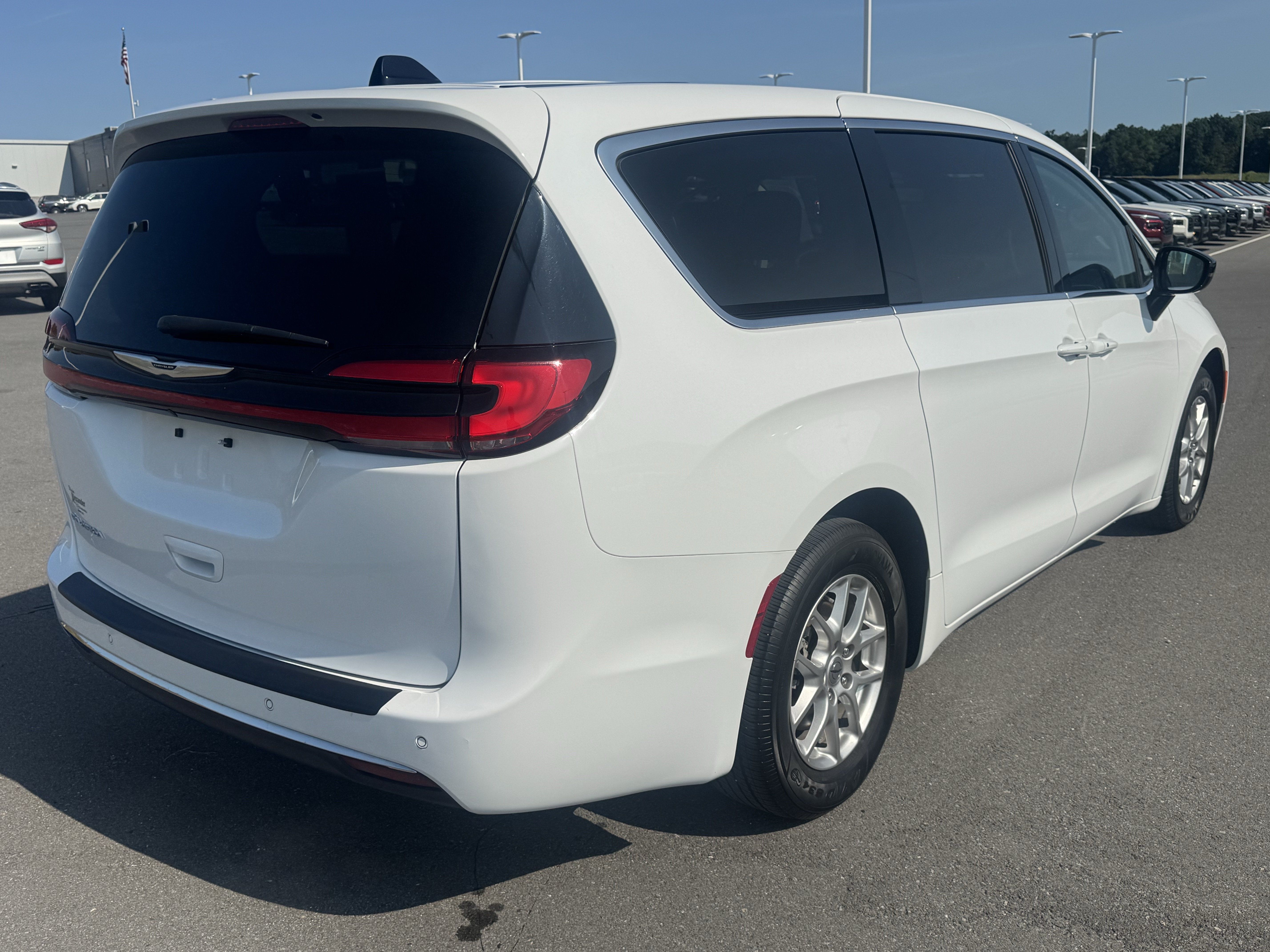Used 2024 Chrysler Pacifica Touring-L FWD image 3