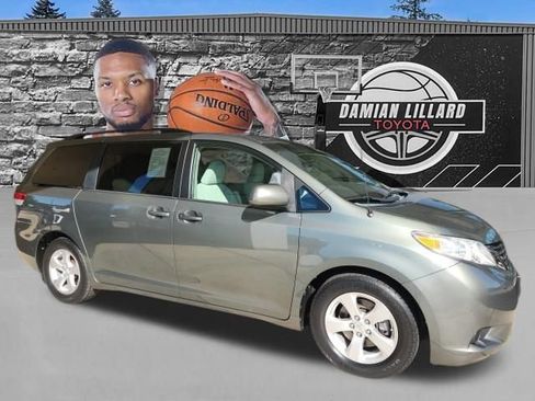 Used 2013 Toyota Sienna LE w/ Towing Pkg FWD image 1