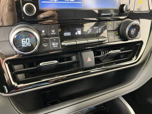 Used 2022 Toyota Highlander LE FWD image 36