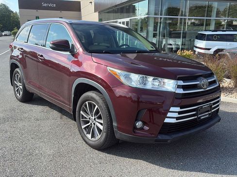 Used 2018 Toyota Highlander XLE AWD/4WD image 4