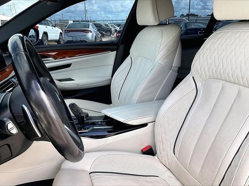 Used 2020 BMW M550i xDrive w/ Executive Package image 18