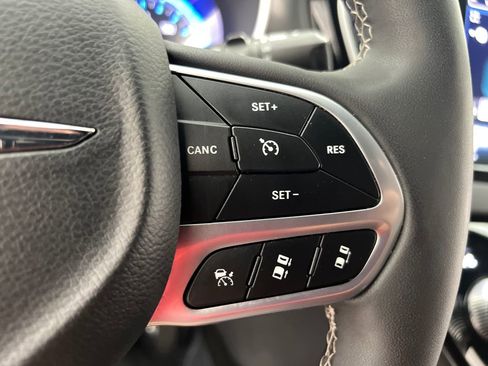 Used 2025 Chrysler Pacifica Select FWD image 53