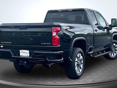 Used 2022 Chevrolet Silverado 2500 Custom w/ Custom Value Package AWD/4WD image 2