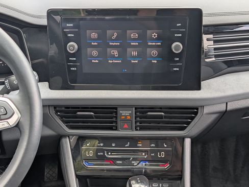 Used 2025 Volkswagen Jetta SE w/ Sunroof Package FWD image 26
