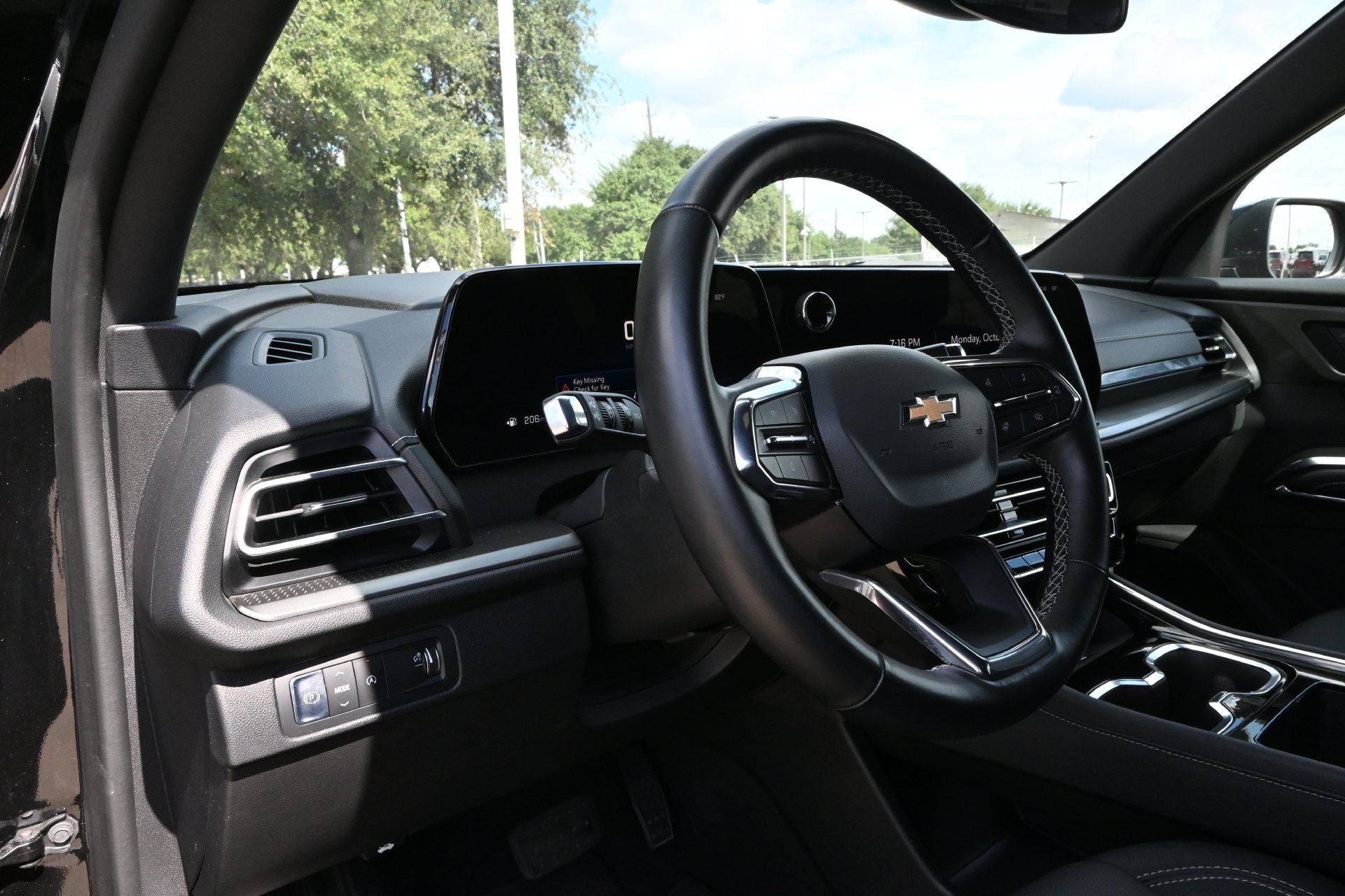 Used 2025 Chevrolet Traverse LT FWD image 16