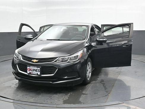 Used 2017 Chevrolet Cruze LS FWD image 46