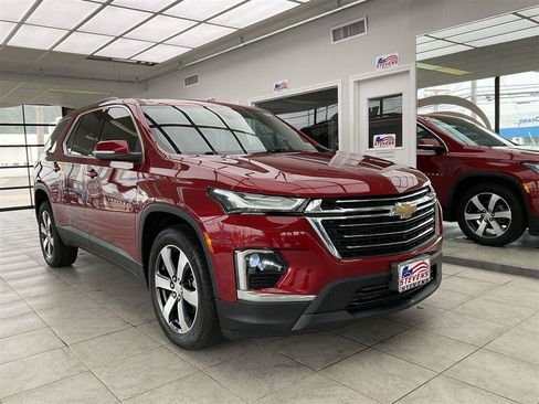 Used 2023 Chevrolet Traverse LT w/ LT Premium Package AWD/4WD image 1