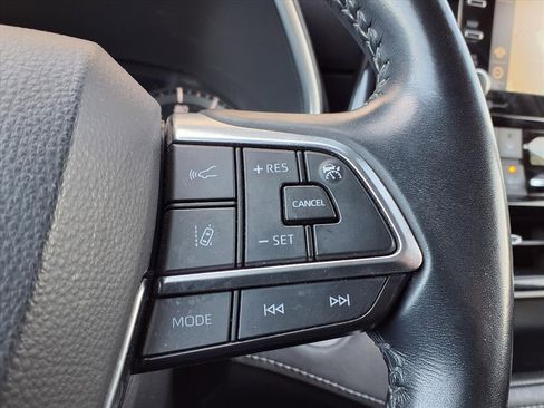 Used 2020 Toyota Highlander XLE image 12