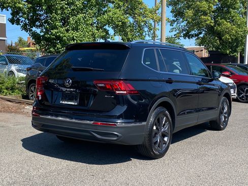 Certified 2024 Volkswagen Tiguan SE w/ Panoramic Sunroof Package AWD/4WD image 2