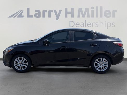 Used 2018 Toyota Yaris iA FWD image 2