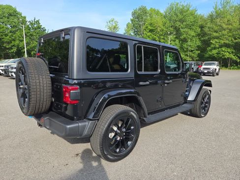Used 2023 Jeep Wrangler Unlimited Sahara w/ Cold Weather Group AWD/4WD image 4