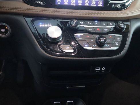 Used 2018 Chrysler Pacifica Limited w/ Advanced Safetytec Group FWD image 25