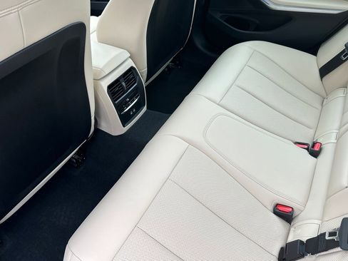 Used 2025 BMW 330i Sedan w/ Premium Package image 26