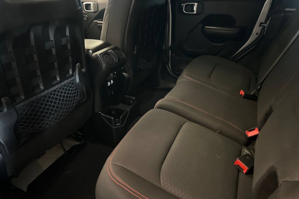 Used 2018 Jeep Wrangler Unlimited Rubicon AWD/4WD image 12