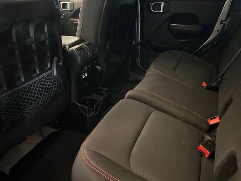 Used 2018 Jeep Wrangler Unlimited Rubicon AWD/4WD image 12