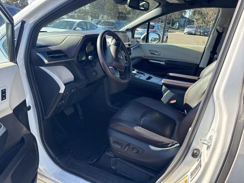 Used 2021 Toyota Sienna Platinum image 5