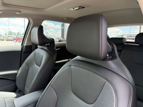 Certified 2025 Kia Niro FWD image 12