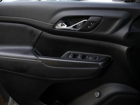 Used 2023 GMC Acadia SLT image 23