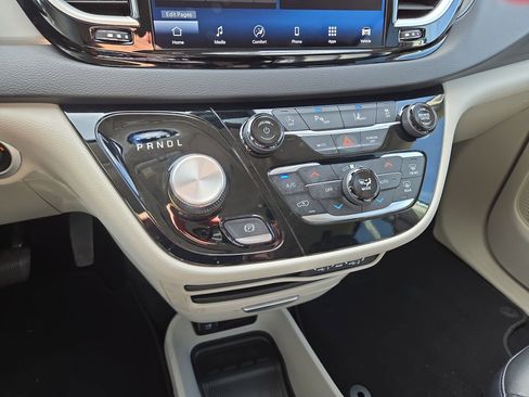 Used 2024 Chrysler Pacifica Touring-L FWD image 22