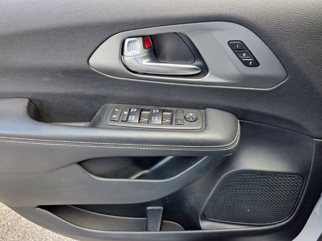 Used 2025 Chrysler Pacifica Select FWD image 24