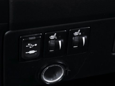 Used 2016 Toyota Sienna SE image 32