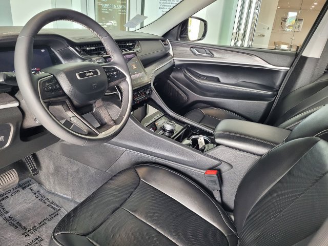 Used 2023 Jeep Grand Cherokee L Limited w/ Luxury Tech Group II AWD/4WD image 10