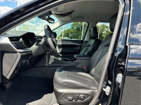 Used 2023 Jeep Grand Cherokee Limited w/ Black Appearance Package AWD/4WD image 7