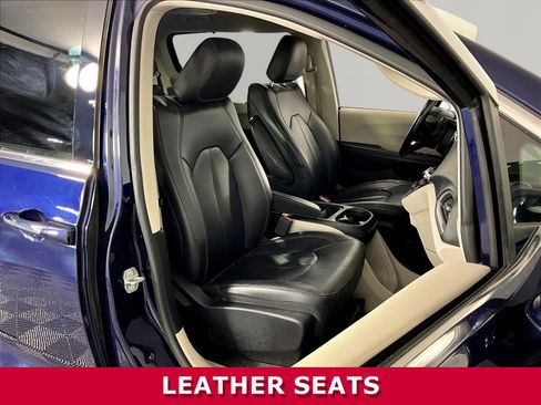 Used 2018 Chrysler Pacifica Touring-L FWD image 28