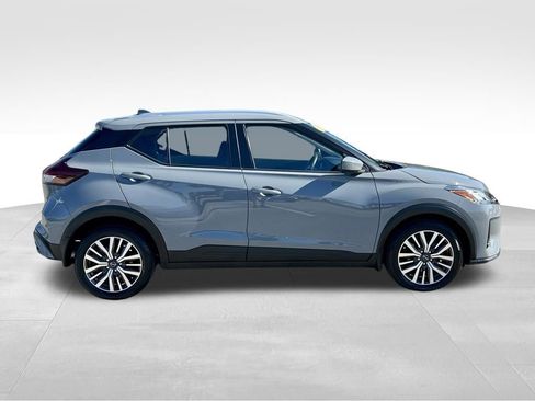 Used 2022 Nissan Kicks SV image 4
