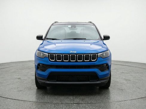 Used 2025 Jeep Compass Limited AWD/4WD image 2