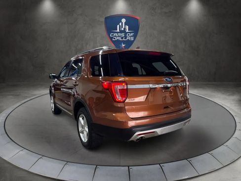 Used 2017 Ford Explorer XLT image 3