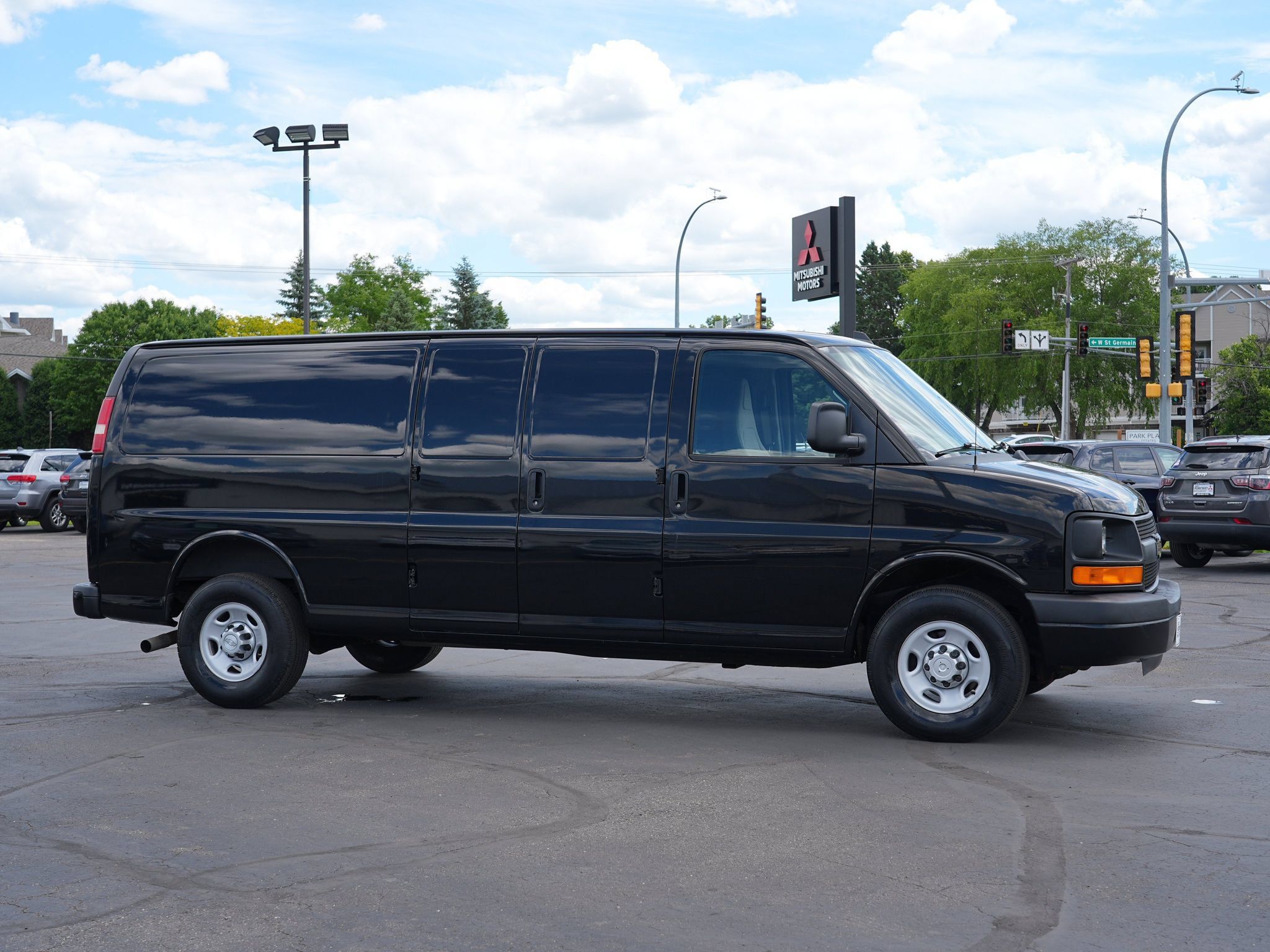 Used 2016 Chevrolet Express 3500 Extended RWD image 2