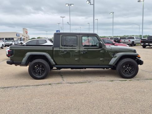 Used 2022 Jeep Gladiator Willys AWD/4WD image 3