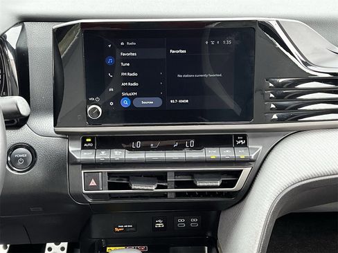 Used 2025 Toyota Camry SE w/ Convenience Package image 15