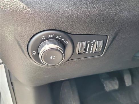 Used 2023 Jeep Compass Limited w/ Sun and Sound Group AWD/4WD image 17
