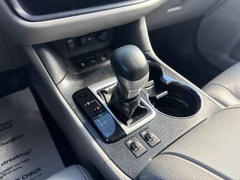 Used 2019 Toyota Highlander XLE AWD/4WD image 16