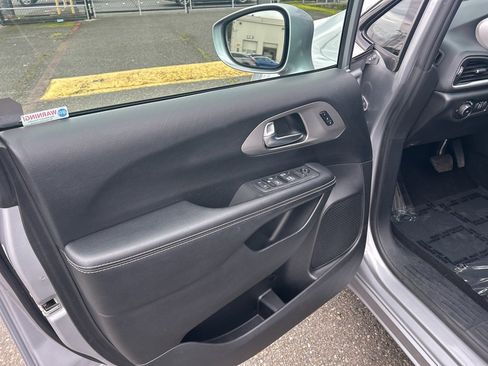 Used 2020 Chrysler Pacifica Touring-L w/ Advanced Safetytec Group image 9