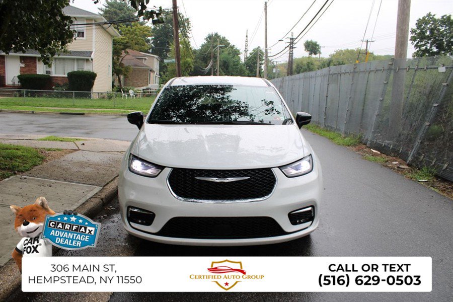 Used 2025 Chrysler Pacifica Select FWD image 2