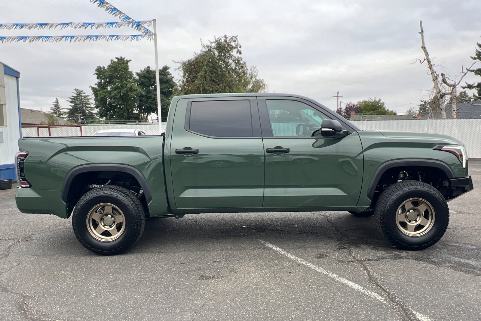 Used 2022 Toyota Tundra SR5 w/ SR5 Convenience Package AWD/4WD image 3